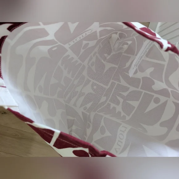 Vuori limited-edition Holiday 2025 tote - Picture 5 of 7